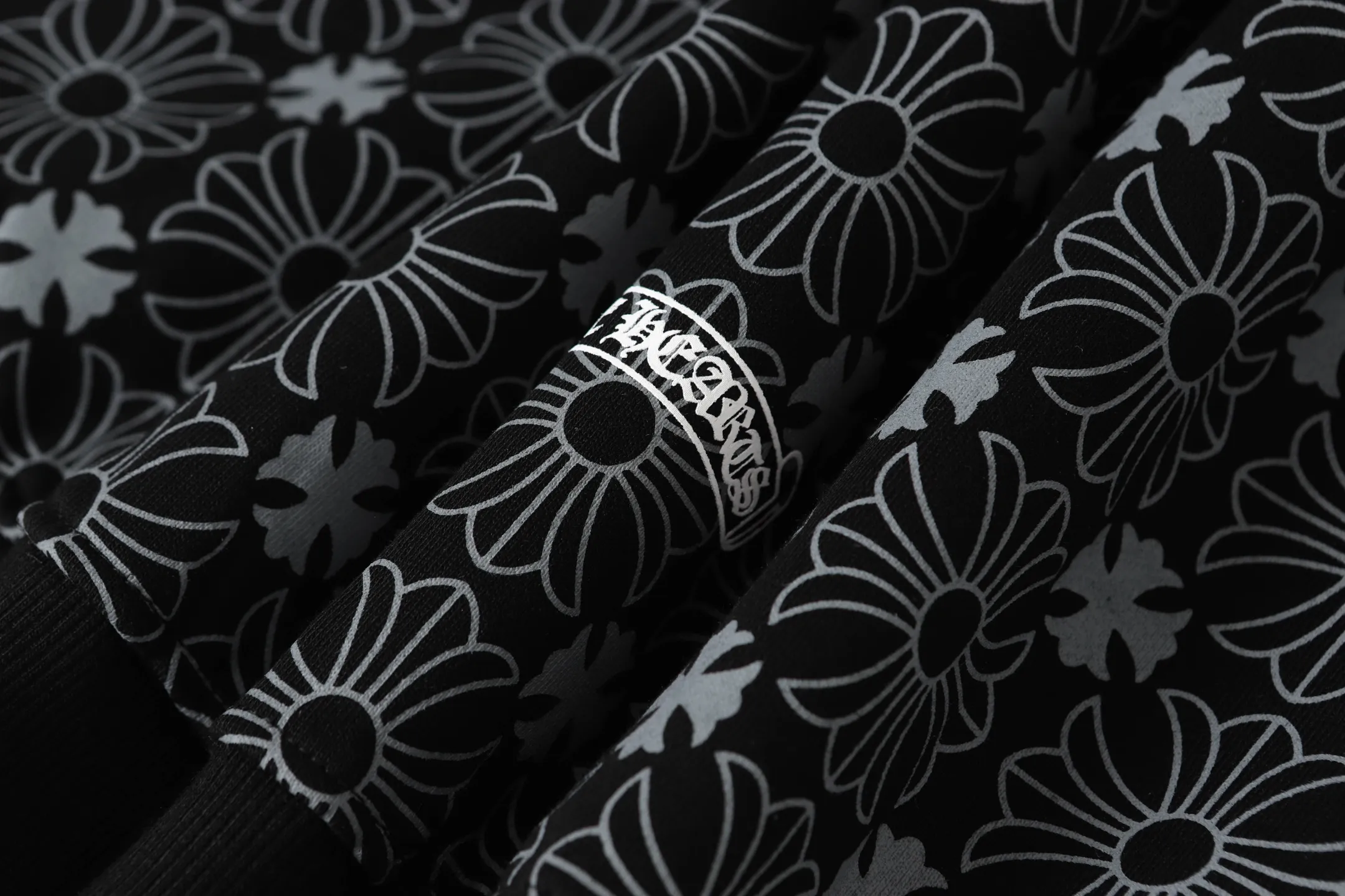P300 cross-border model, please do not place an order if you are pursuing quality - Chrome Hearts/Chrome Hearts Sanskrit Dark Pattern Horseshoe Sanskrit Cross ✝️ Printed Zipper Sweater Cardigan Jacket - High weight, high density and high quality. The wool is soft, delicate and skin-friendly. It feels soft and silky. It has excellent warmth and skin-friendly properties. - Custom-woven and custom-dyed, no color difference. No matter the fabric or workmanship details, it beats the ordinary version on the market. - Hardware zipper accessories are all customized and full of details. -Colour: Black White Blue -Size: S M L XL